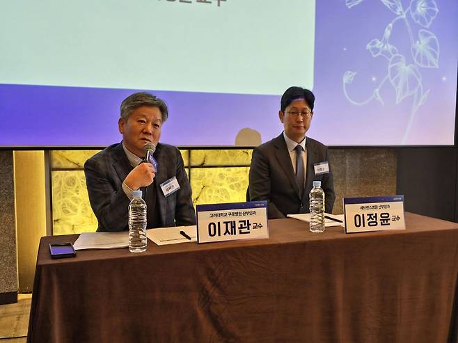 고려대구로병원 산부인과 교수(왼쪽)가 기자의 질문에 답하고 있다./사진=정준엽 기자