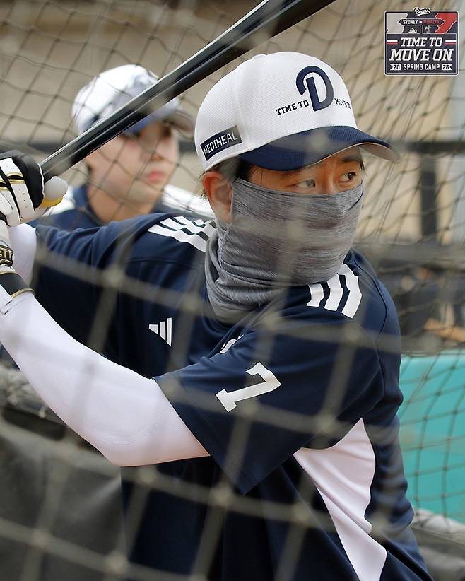 시드니 블랙타운 야구장에서 타격 훈련하는 박찬호. 두산 제공&nbsp;&nbsp;