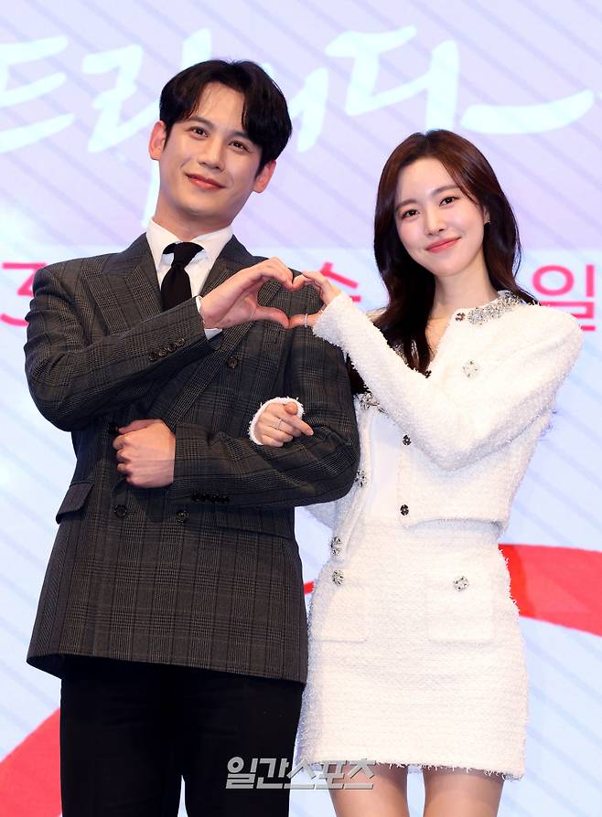 배우 박기웅과 진세연이 28일 오후 서울 구로구 더세인트에서 열린 KBS 2TV 새 주말드라마 ‘사랑을 처방해 드립니다’ (연출 박준서, 극본 한지숙) 제작발표회에서 포토타임동안 포즈를 취하고 있다. 오는 31일 첫 방송 예정인 ‘사랑을 처방해 드립니다’는 30년 동안 악연으로 얽혔던 두 집안이 오해를 풀고 서로의 상처를 보듬으며, 결국 하나의 가족으로 다시 태어나는 패밀리 메이크업 드라마다. 김민규 기자 mgkim1@edaily.co.kr /2025.01.28/