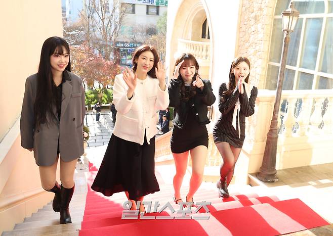 (주)조아제약과 일간스포츠가 공동제정한 '2025 조아제약 프로야구 대상' 시상식이 지난해 12월 2일 서울 강남구 라움아트센터에서 열렸다. 한화 치어리더들이 레드카펫을 밟고 있다. [사진 일간스포츠]