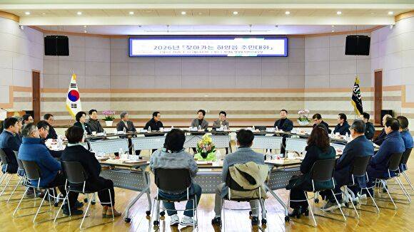 조현일 경산시장이 하양읍 주민과 격의없는 대화를 이어가고 있다 [사진=경산시]