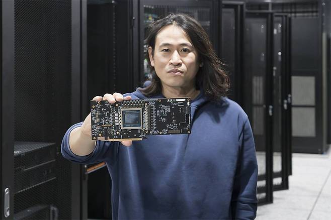 백준호 퓨리오사AI 대표가 2세대 NPU RNGD 카드를 소개 중이다 / 출처=IT동아