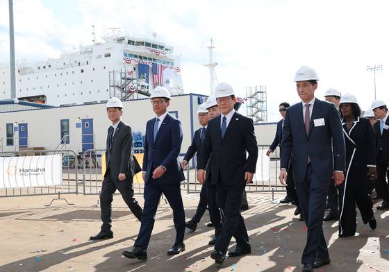 이재명 대통령은 지난해 8월 백악관 한미 정상회담 당시 필라델피아 한화 필리조선소를 방문해 김동관 한화그룹 부회장(맨 오른쪽), 조시 샤피로 펜실베니아 주지사(왼쪽에서 두 번째) 등과 함께 현장 시찰을 했다. [대통령실사진기자단]