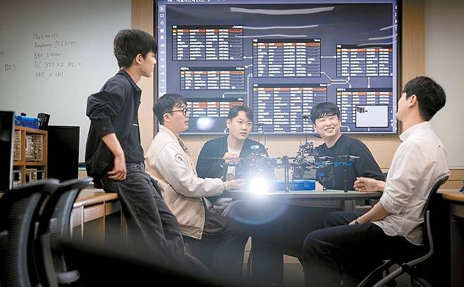 한국기술교육대는 취업률 82.8%로 전국 4년제 대학 취업률 1위를 차지했다. 사진은 컴퓨터공학부 학생들의 실습 장면. [사진 한국기술교육대]