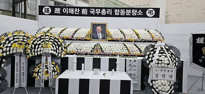 세종시청 1층 로비에 고(故) 이해찬 전 국무총리 합동분향소가 설치됐다. 김방현 기자