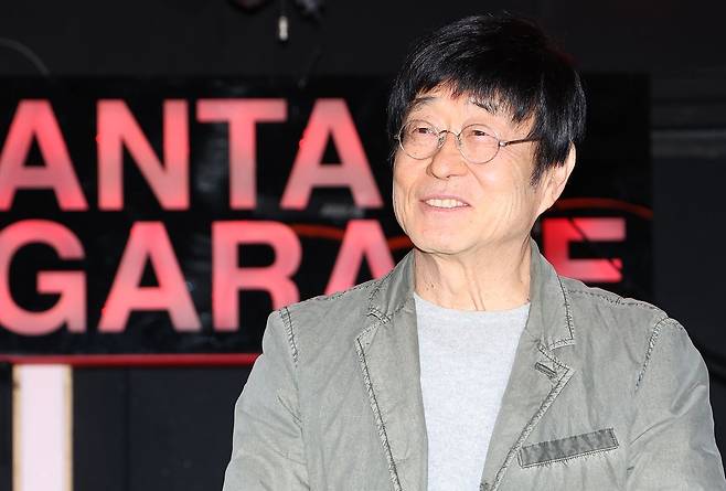 김창완밴드가 27일 오후 서울 종로구 복화문화예술공간에무에서 가진 싱글 'Seventy(세븐티)' 발매 기념 및 전국투어 기자간담회에서 포즈를 취하고 있다. [뉴스1]