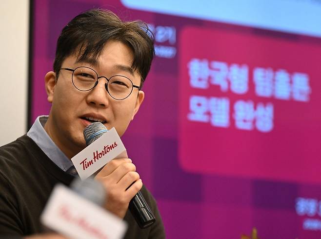 안태열 팀홀튼 CBO는 경영 2기의 핵심 전략으로 ‘낯선 편안함’을 제시하며, 체크 패턴과 우드·브릭 소재를 활용한 팀홀튼만의 공간 경험 확대 계획을 밝혔다.사진 팀홀튼