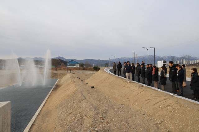 ▲ 양양군은 26일 손양면 송현리에 조성중인 연어자연산란장 취수펌프장과 부화장의 통수 점검을 위한 시범가동을 실시했다.