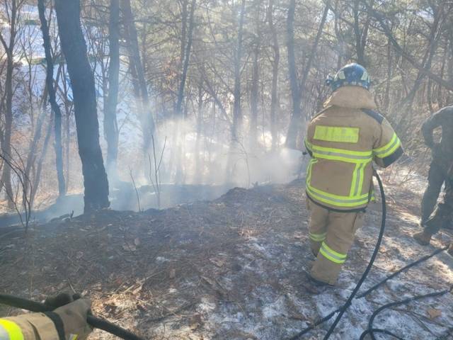▲ 28일 오후 2시 41분쯤 양구군 국토정중앙면 용하리의 한 육군 신병교육대대 안에서 산불이 나 산림·소방당국이 약 30분 만에 진화했다. 강원소방본부 제공
