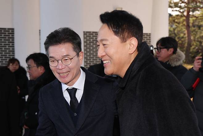 오세훈 서울시장(오른쪽)과 정원오 성동구청장이 새해 첫 날인 1일 서울 동작구 국립서울현충원에서 현충탑 참배를 마치고 나란히 이동하고 있다.  /사진=뉴스1