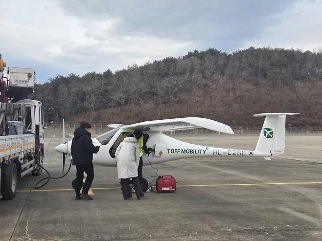 토프모빌리티의 전기 비행기 기체가 이동식 배터리 충전시설을 이용해 배터리를 충전하고 있다. 국내에선 아직까지 고정형 전기비행기 충전시설이 마련되지 못해 이동식 충전 시설로 충전을 하고 있다. /사진=안정훈 기자
