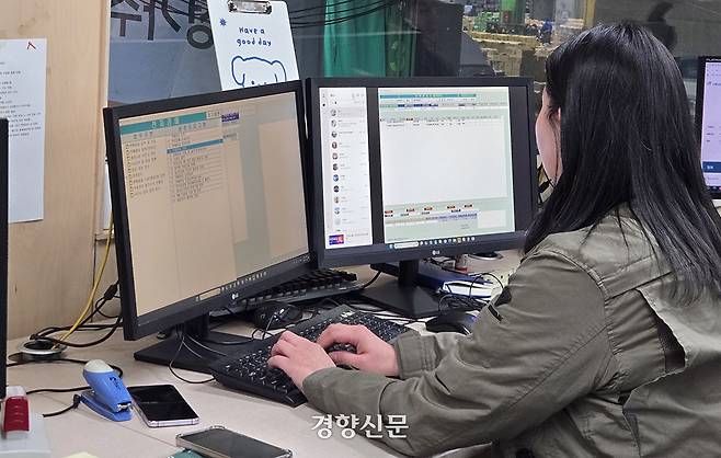 동화청과 경매사 허은정 과장이 지난 20일 오후 서울 송파구 가락시장에서 경매 준비를 하고 있다. 김연서 인턴기자