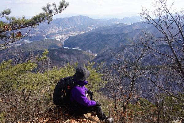 근교산 취재팀이 ‘충북 자연환경 100선에 이름을 올린 옥천군 대성산 의평계곡을 거쳐 정상을 찍고 꼬브랑재로 하산하면서 바위 전망대에서 마니산 방향을 조망하고 있다. 사진에는 안 나오지만 오른쪽에 천태산이 있다.