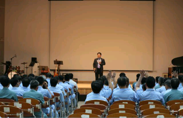 김기동 목사가 경기도 여주 소망교도소에서 열린 부흥회 강단에서 수용자들에게 설교하고 있다.