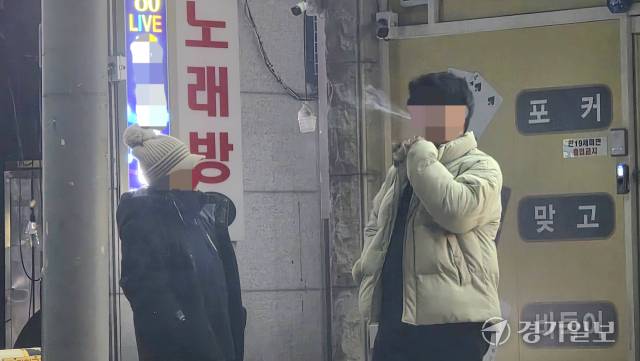 27일 오전 인천 계양구청 앞 유흥가 일대에서 성매매 알선 호객꾼이 지나가는 성인 남성을 붙잡고 거래를 하고 있다. 장민재기자