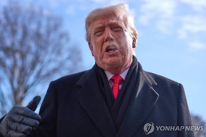 취재진과 대화하는 도널드 트럼프 미국 대통령.[연합뉴스]