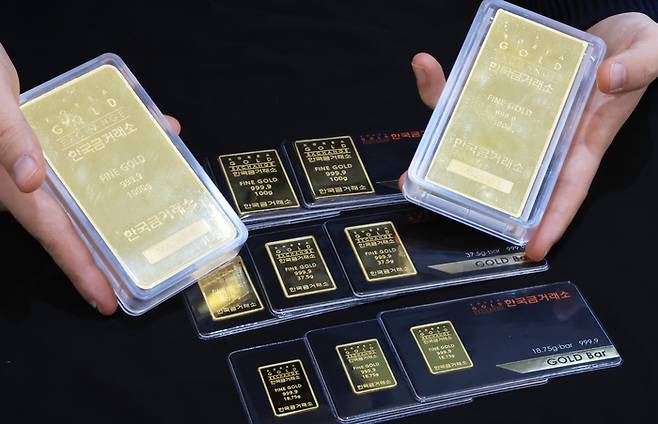 23일 서울 종로 한국금거래소에서 직원이 골드바를 정리하고 있다. [연합뉴스]