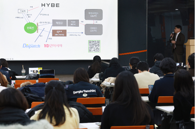 민 전 대표 법률대리인 법무법인 지암 김선웅 변호사는 28일 오후 서울 종로구에서 ‘뉴진스 탬퍼링’ 의혹과 관련한 기자회견을 진행했다. / 사진 = 연합뉴스