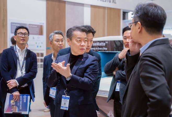 노진서 LX하우시스 사장이(사진 가운데) 지난 27일 미국 라스베가스에서 열린 북미지역 바닥재 전시회 'tise 2026' LX하우시스 부스를 살펴보고 있다./사진제공=LX하우시스