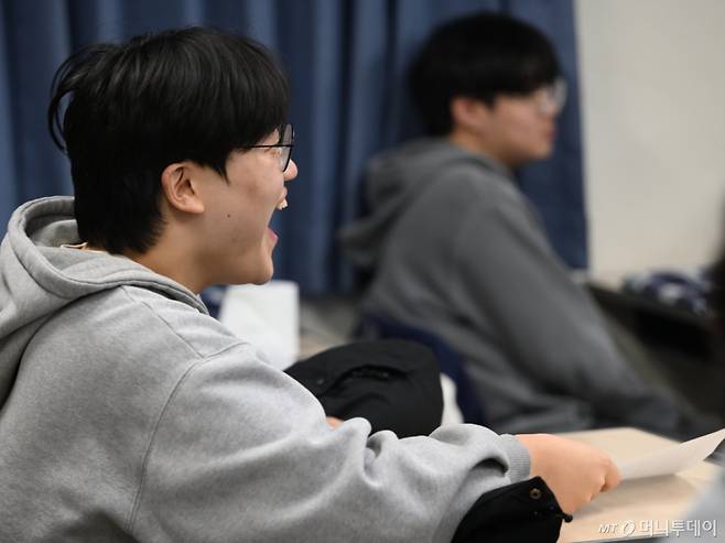 [광주=뉴시스] 이현행 기자 = 2026학년도 대학수학능력시험 성적표 배부일인 5일 오전 광주 서구 서석고등학교 교실에서 수험생이 성적표를 받고 환호하고 있다. 2025.12.05. lhh@newsis.com /사진=