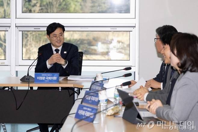 이정문 더불어민주당 디지털자산 TF 위원장이 28일 서울 여의도 국회 의원회관에서 열린 비공개 TF 회의에서 의원들과 대화하고 있다./사진=뉴스1