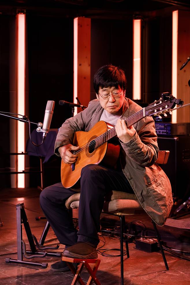 김창완밴드로 10년 만에 신곡 ‘세븐티’를 낸 김창완 [더브로드 제공]