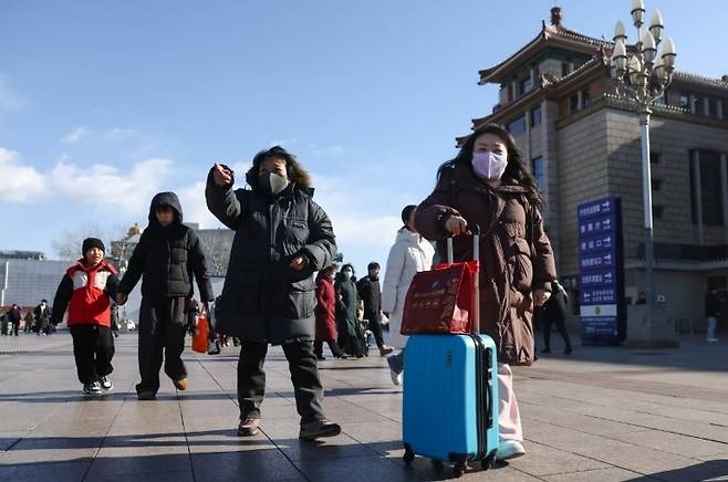 지난해 춘제 때 베이징의 한 기차역에서 여행객들이 이동하고 있다.[EPA]
