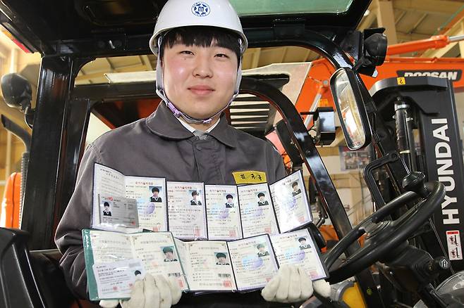 국가기술자격증 10개를 취득한 구미대학교 특수건설기계과 출신 김규동씨. 기사와 직접적인 관련은 없음. [구미대 제공]