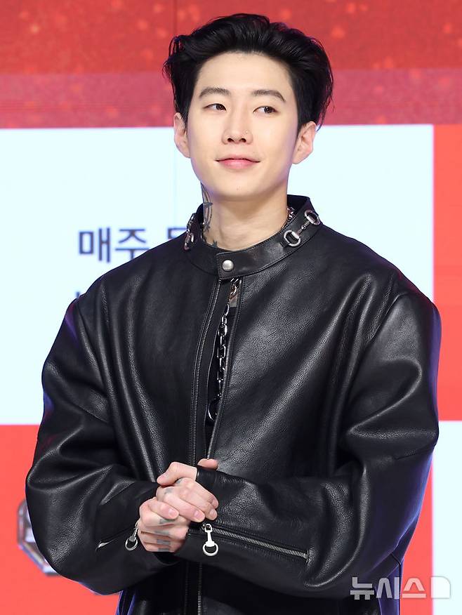 [서울=뉴시스] 조성우 기자 = 가수 박재범이 15일 오전 서울 강남구 엘리에나 호텔에서 열린 Mnet '쇼미더머니 12' 제작발표회에서 포즈를 취하고 있다. 2026.01.15. xconfind@newsis.com