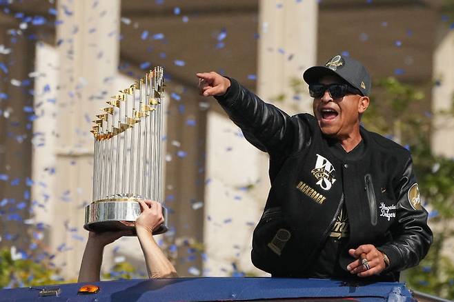 [로스앤젤레스=AP/뉴시스] LA 다저스의 데이브 로버츠 감독이 3일(현지 시간) 미 캘리포니아주 로스앤젤레스에서 2025 메이저리그(MLB) 월드시리즈(WS) 우승 축하 카퍼레이드를 펼치고 있다. 다저스는 토론토 블루제이스를 4승3패로 꺾고 WS 2연패를 달성했다. 2025.11.04.