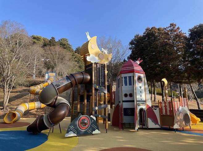 [통영=뉴시스] 신정철 기자= 경남 통영시는 정량동 이순신공원 내에  21m 길이의 대형 미끄럼틀과 다양한 놀이 요소가 결합된 조합놀이대 등 어린이놀이터 주요 시설을 새롭게 설치했다고 28일 밝혔다.사진은 이순신공원 내 어린이놀이터 전경.(사진=통영시 제공).2026.01.28. photo@newsis.com *재판매 및 DB 금지