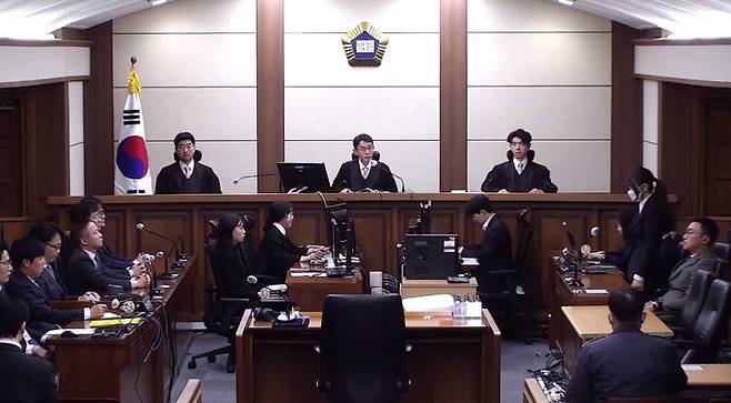 [서울=뉴시스] 조성우 기자 = 통일교 금품 수수 의혹 등으로 재판에 넘겨진 김건희 여사가 28일 서울 서초구 서울중앙지방법원에서 열린 1심 선고공판에서 실형을 선고받고 있다. 서울중앙지법 형사합의27부(부장판사 우인성)는 28일 오후 김 여사의 자본시장법 위반, 정치자금법 위반, 특정범죄가중처벌 등에 관한 법률(특가법)상 알선수재 등 혐의 사건 선고기일을 열고 징역 1년8개월을 선고했다. (사진=서울중앙지법 제공) 2026.01.28. photo@newsis.com *재판매 및 DB 금지