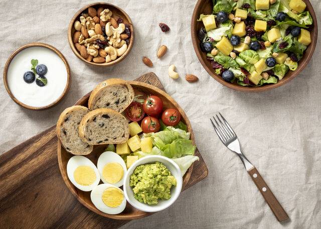 과일과 채소, 통곡물 위주의 식단이 도움이 된다. 클립아트코리아