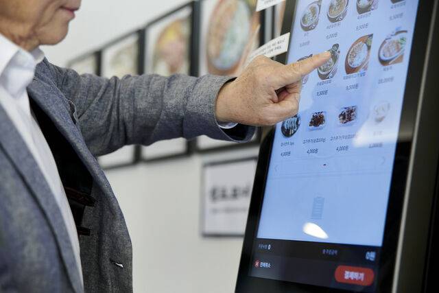 장애인차별금지 및 권리구제 등에 관한 법률과 그 시행령에 따라 추진되는 ‘장벽 없는 키오스크’ 설치·운영 의무가 28일부터 시행된다. 사진은 기사의 특정 사실과 관련 없음. 클립아트코리아