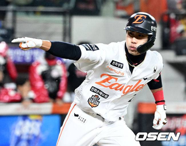 [OSEN=대전, 이대선 기자] 29일 대전 한화생명볼파크에서 2025 신한 SOL Bank KBO리그 포스트시즌 한국시리즈 3차전 한화 이글스와 LG 트윈스의 경기가 열렸다.이날 경기에 한화는 폰세를, LG는 손주영을 선발투수로 내세웠다. 8회말 2사 만루에서 한화 심우준이 좌전 2타점 적시 2루타를 치고 환호하고 있다. 2025.10.29 /sunday@osen.co.kr