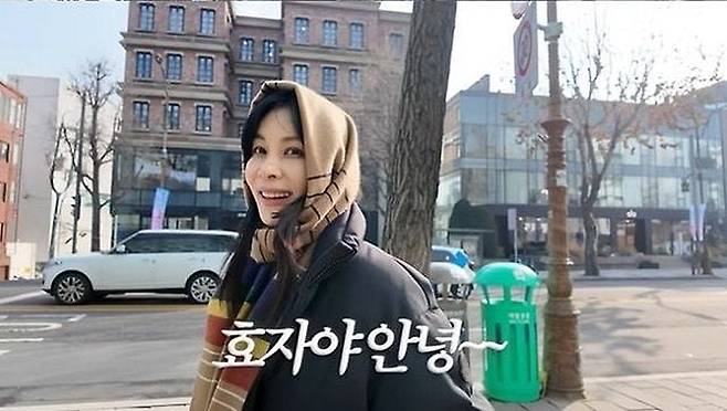 한남동 빌딩 앞에서 “효자야 안녕” 인사를 건네고 있는 고소영. 유튜브 ‘고소영 KOSOYOUNG’ 화면 캡처