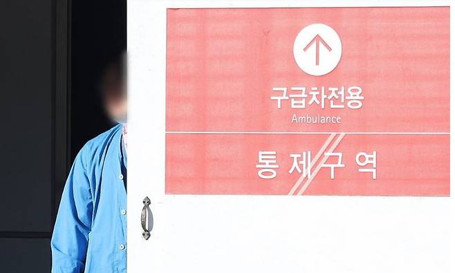 최근 응급의학과 전문의 부족 현상이 심화하면서, 파격적인 처우에도 불구하고 야간 당직 의사를 구하지 못한 병원들이 속출하며 의료 공백에 대한 우려가 커지고 있다. 연합뉴스