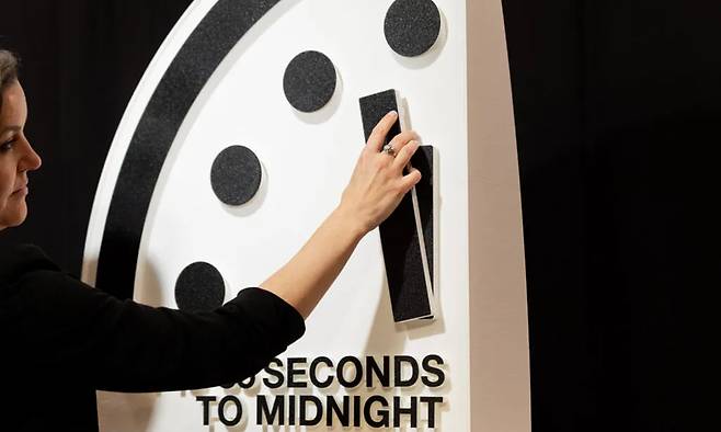 원자과학자회보(Bulletin) 총재 겸 최고경영자 알렉산드라 벨이 '지구 종말 시계'(Doomsday Clock)의 분침을 움직이고 있다. 핵과학자회보 캡쳐