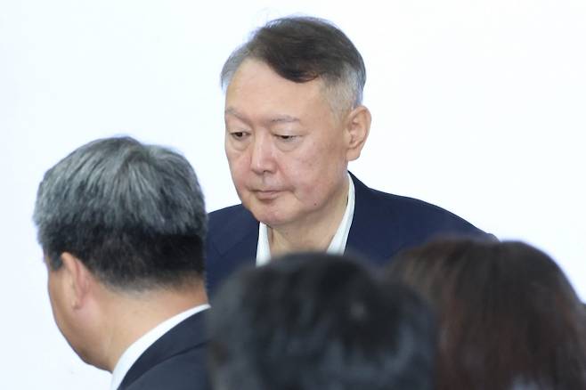 윤석열 전 대통령이 2025년 9월 26일 서울 서초구 서울중앙지방법원에서 열린 재판에 출석하고 있다. 연합뉴스