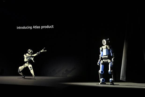 세계 최대 가전·정보기술(IT) 전시회 ‘CES 2026’ 개막을 하루 앞둔 5일(현지시간) 미국 네바다주 라스베이거스 만달레이베이에서 열린 현대차그룹 프레스 컨퍼런스에서 차세대 전동식 아틀라스 시제품(왼쪽)이 아틀라스 개발형 모델을 소개하고 있다.