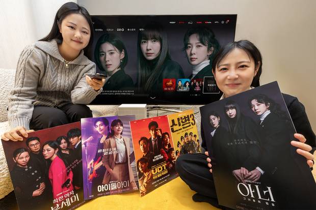 KT 관계자가 지니TV 콘텐츠를 소개하고 있다. 사진 제공=KT