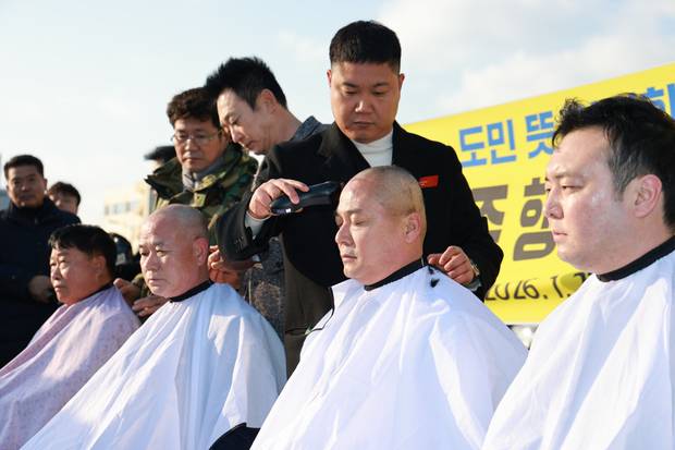 잔남 무안군군의회 의원들이 지난 27일 전남도청 앞에서 광주·전남 행정통합에 반대하며 삭발을 진행하고 있다. 이들은 주청사를 전남도청으로 정하지 않으면, 끝장투쟁을 예고하는 등 후폭풍이 거세질 것으로 보인다. 사진 제공=무안군의회