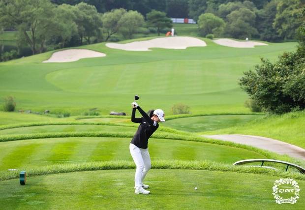 티샷을 하고 있는 황유민. 사진 제공=KLPGA