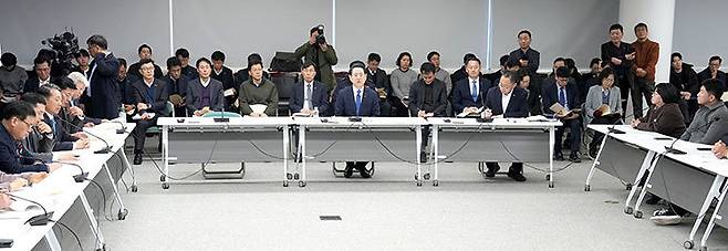 김영록 전남지사가 1월 13일 오후 전남도의회 회의실에서 열린 ‘광주·전남 행정통합’ 전남도의회-집행부 간담회에서 의원들의 질문에 답변하고 있다. 뉴스1