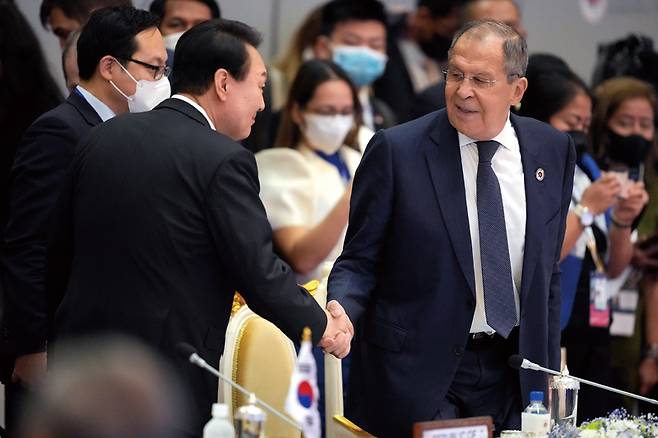 윤석열 대통령이 2022년 11월13일(현지시간) 캄보디아 프놈펜에서 열린 아세안+3 정상회의에서 세르게이 라브로프 러시아 외무장관과 악수하고 있다. ⓒAP 연합