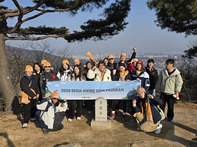 서울관광재단 북악산 겨울산행 프로그램에 참여한 외국인 등산객들               (서울관광재단 제공)