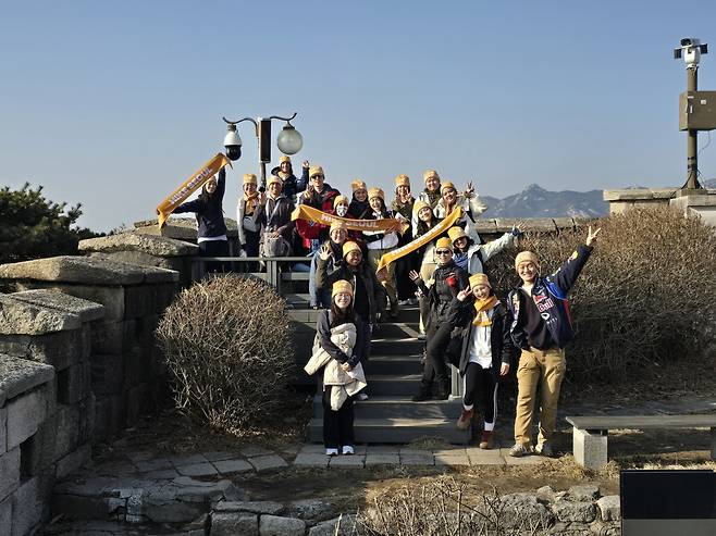 &nbsp;2026년 서울색 ‘모닝옐로우’ 소품을 장착한 외국인 등산객들