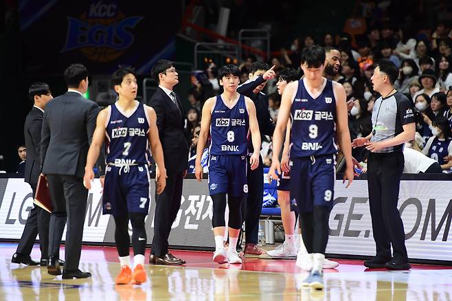 부산 KCC 선수들이 지난 23일 부산 사직체육관에서 열린 2025~2026 프로농구 창원 LG전에서 패한 후 침통한 표정을 짓고 있다.  KBL 제공