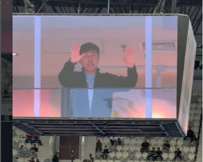 신태용 전 인도네시아 감독이 27일 풋살 아시안컵 한국-인도네시아전 도중 전광판에 잡히자 팬들에게 인사하고 있다. 오케존 SNS