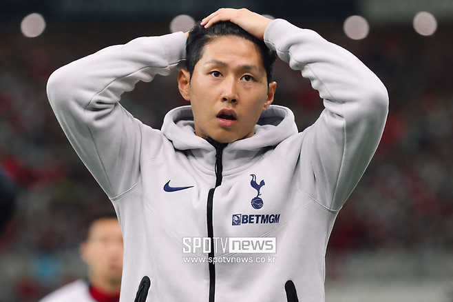 ▲ 이강인은 자신을 높게 평가하지만 로테이션 자원으로 분류하는 엔리케 감독의 종신 체제 아래 오래 남을 가능성이 갈수록 커지고 있다. 토트넘과 아틀레티코가 이강인을 향한 관심을 보였는데 엔리케 감독의 신뢰가 오히려 이적을 막고 있는 모양새다. 현재 시점만 놓고 보면 PSG는 잔류를 택했고 토트넘은 일시 중단 상태에 머물러 있다. 하지만 이 흐름은 종료가 아니라 잠정 보류에 가깝다. 감독 변수와 재계약 변수, 포지션 경쟁의 비중, 프리미어리그 시장의 수요, 한국 시장의 상업성까지 더해지며 이강인의 향후 이동 경로는 다시 관심권으로 돌아올 가능성을 품고 있다. 